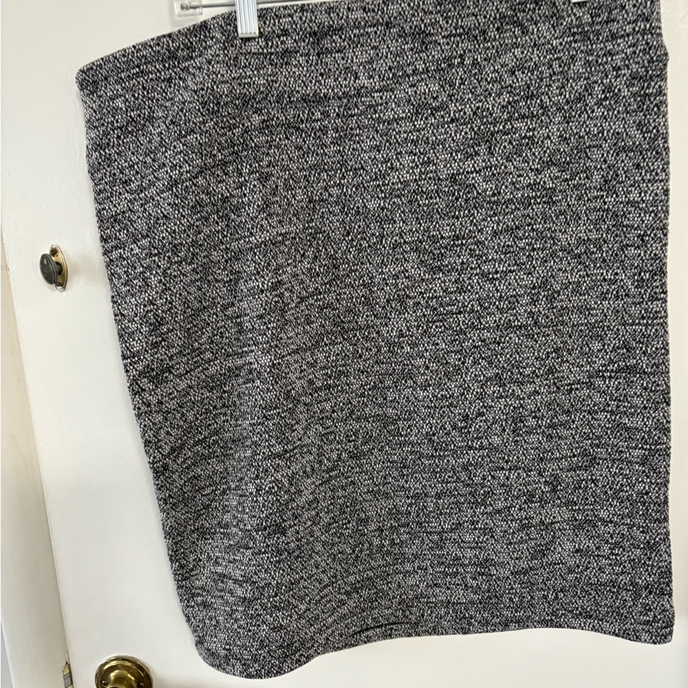 Ladies black and white tweed skirt.